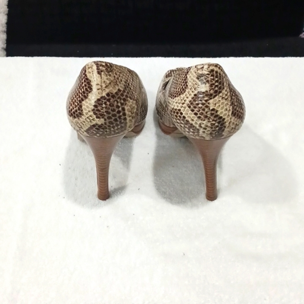 NINE WEST, SNAKE SKIN, PLATFORM, PEEP TOE Size 7 1/2. - Picture 7 of 12